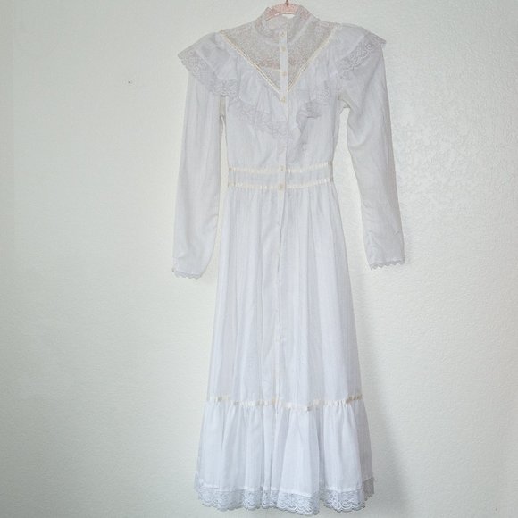 White gunnesax prarie dress with buttons down the front - Picture 5 of 8